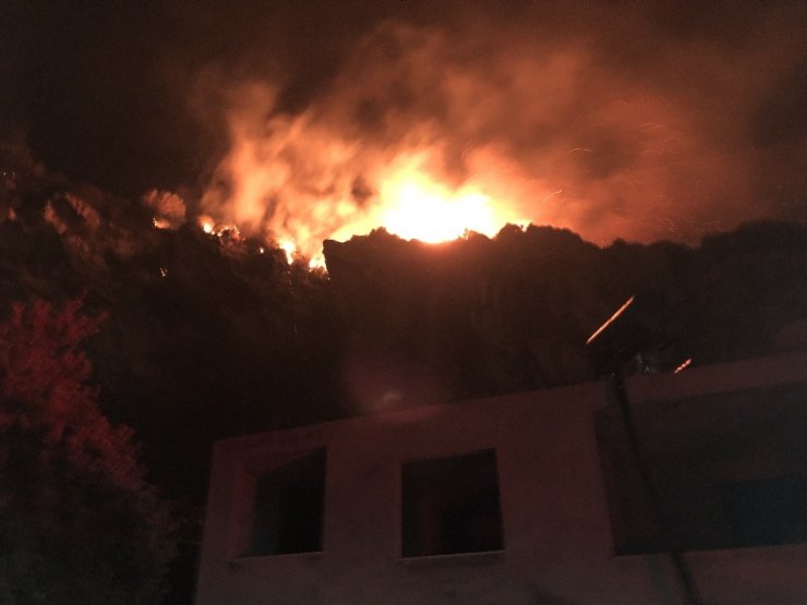 Hatay’da çıkan yangın 6 saat sonra söndürüldü soğutma yapılıyor