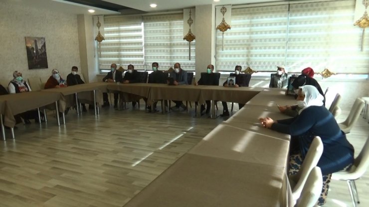 Evlat nöbetindeki aileler kısıtlamaya rağmen eylemlerini sürdürüyor