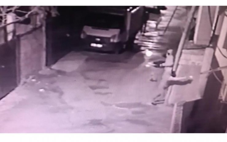 Hırsızlar fark edilince polise ateş etti