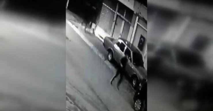 Hırsızlık yaparken ev sahibine yakalanan şüphelilerin kaçma anı kamerada