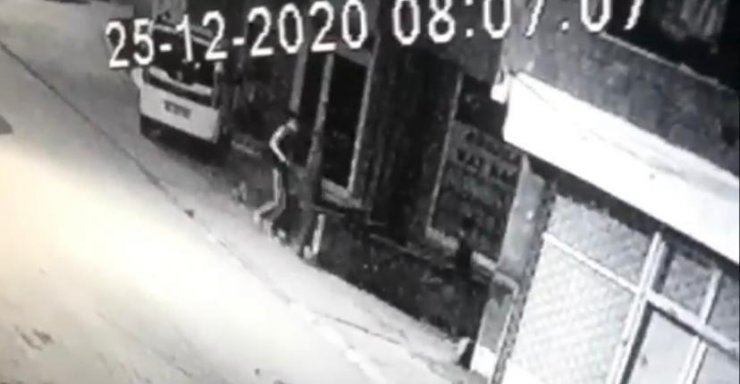 Hırsızlık yaparken ev sahibine yakalanan şüphelilerin kaçma anı kamerada