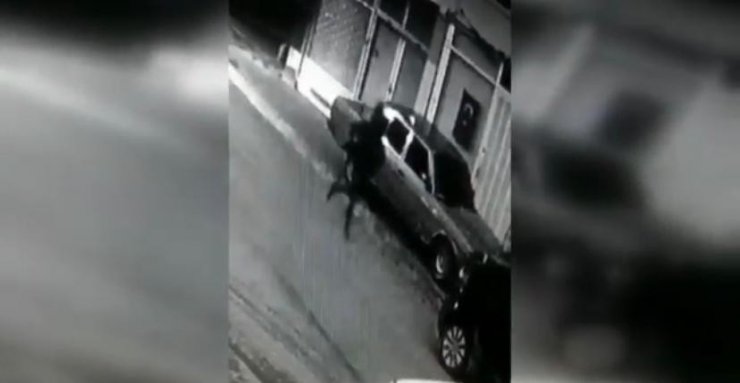 Hırsızlık yaparken ev sahibine yakalanan şüphelilerin kaçma anı kamerada
