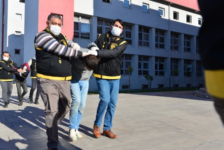 Hırsızlar fark edilince polise ateş etti