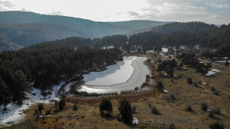 Işık Dağı eteklerindeki Karagöl buzla kaplandı