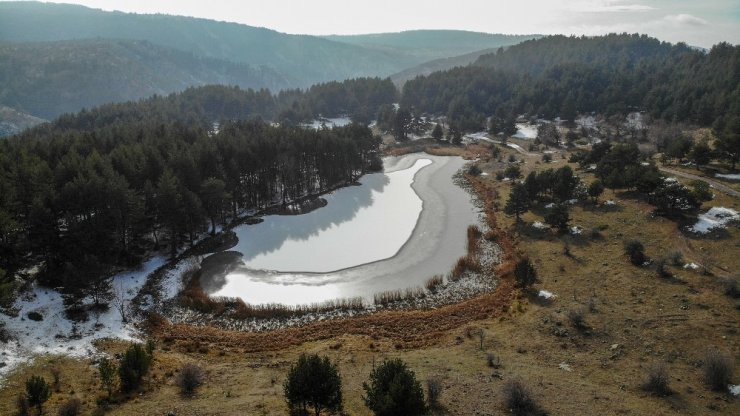Işık Dağı eteklerindeki Karagöl buzla kaplandı