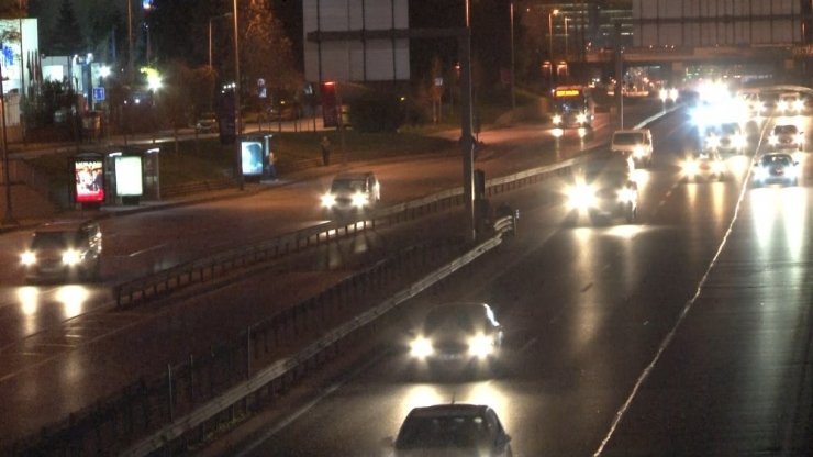 İstanbul’da sokağa çıkma kısıtlaması sona erdi, yollarda hareketlilik başladı