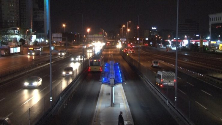 İstanbul’da sokağa çıkma kısıtlaması sona erdi, yollarda hareketlilik başladı