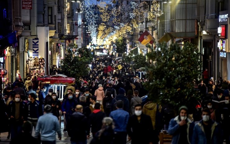 İstiklal Caddesi’nde kısıtlama öncesi korkutan kalabalık