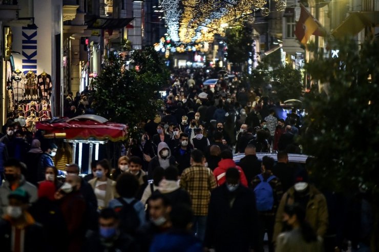 İstiklal Caddesi’nde kısıtlama öncesi korkutan kalabalık