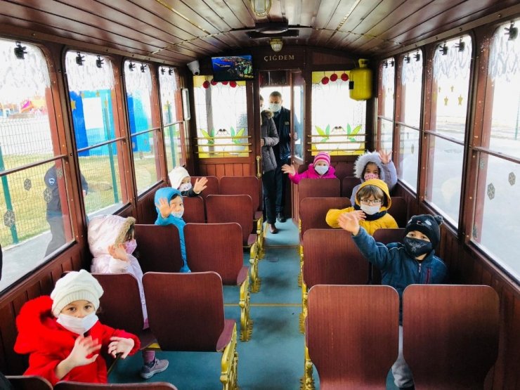Nostaljik tramvay Çiğdem yeni yıl için süslendi