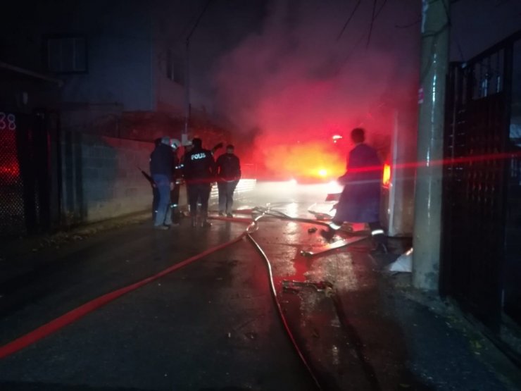 Yangında camlardaki demir korkulukları keserek mahsur kalanları kurtardılar