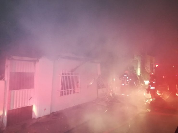 Yangında camlardaki demir korkulukları keserek mahsur kalanları kurtardılar