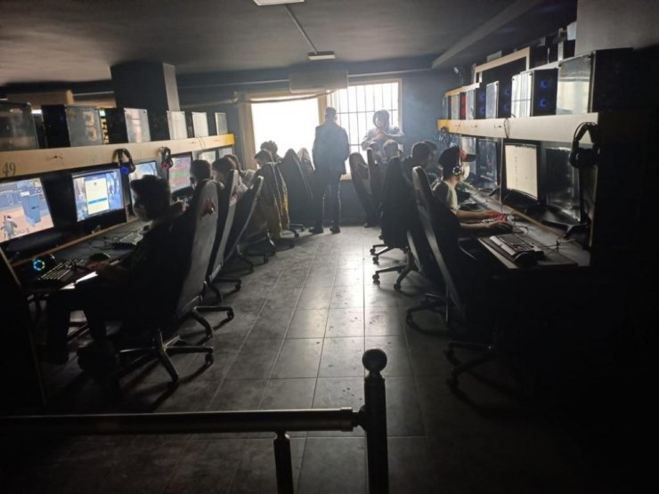 İstanbul’da kısıtlamada internet kafeye baskın kamerada