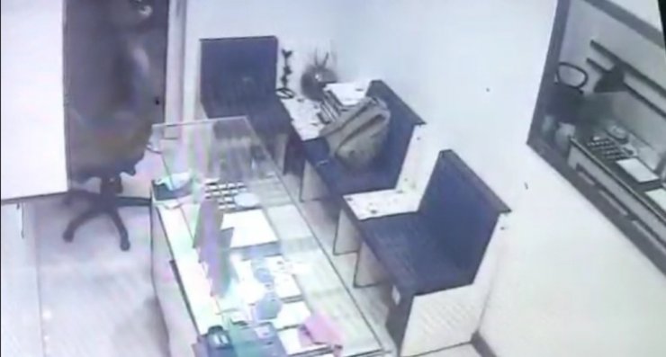 İstanbul’da kuyumcuda bıçaklı gasp dehşeti kamerada
