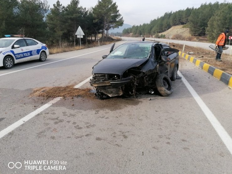 Kontrolden çıkan otomobil refüje çarptı: 2 yaralı