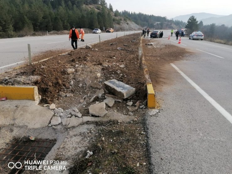 Kontrolden çıkan otomobil refüje çarptı: 2 yaralı