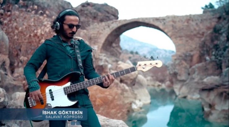 Sınıf öğretmeninden korona virüse dikkat çekmek için ‘Umut Yılı’ klibi