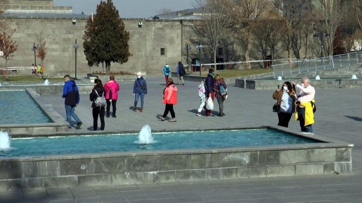 Kayseri’de sokağa çıkma kısıtlamasında meydan turistlere kaldı