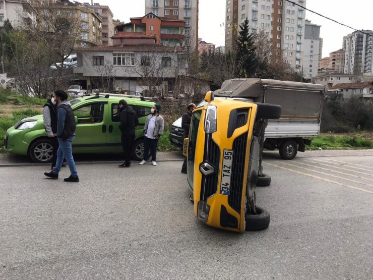 Kısıtlamada yolu boş sanıp dikkatsizce caddeye çıkan otomobil taksiye çarptı