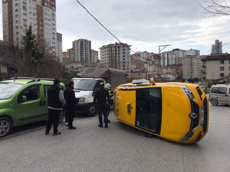Kısıtlamada yolu boş sanıp dikkatsizce caddeye çıkan otomobil taksiye çarptı