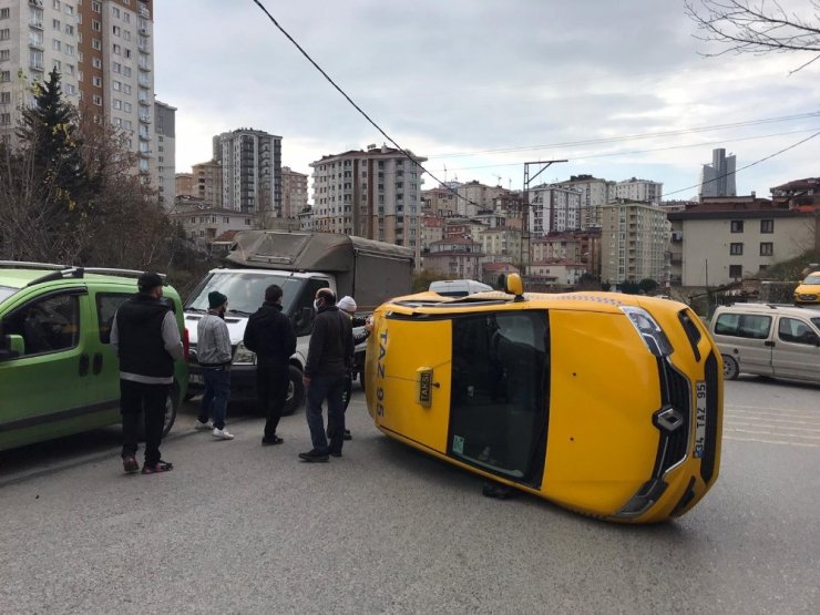 Kısıtlamada yolu boş sanıp dikkatsizce caddeye çıkan otomobil taksiye çarptı