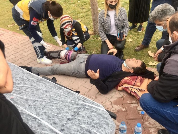 Bıçaklanan taksi şoförüne ilk müdahaleyi yolcusu yaptı