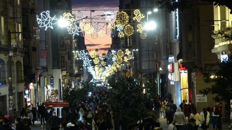 Taksim’de dikkat çeken yoğunluk