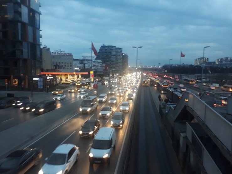 Kısıtlamanın ardından trafikte hareketlilik başladı