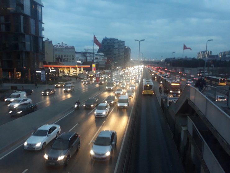 Kısıtlamanın ardından trafikte hareketlilik başladı