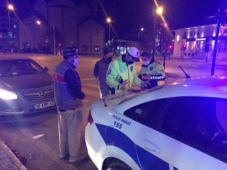 Kısıtlamada ehliyetsiz ve alkollü gezen sürücü ve eşine 5 bin lira ceza