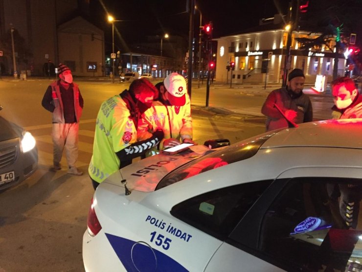 Kısıtlamada ehliyetsiz ve alkollü gezen sürücü ve eşine 5 bin lira ceza