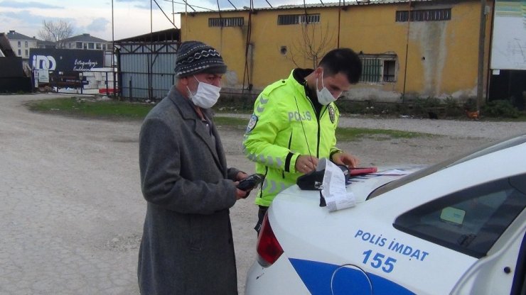Ehliyetsiz sürücünün otomobili bağlandı, ortada kalan sürücüyü polis ekipleri evine bıraktı