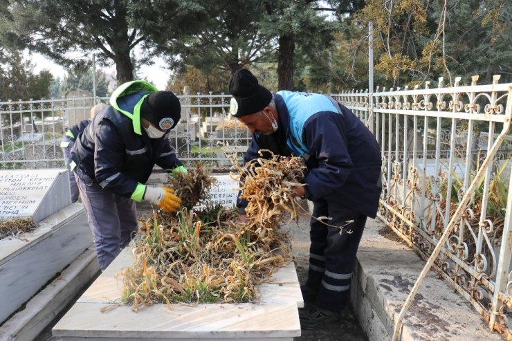 Malatya’da İnönü ve Özal ailelerinin mezarlarını yeniliyor