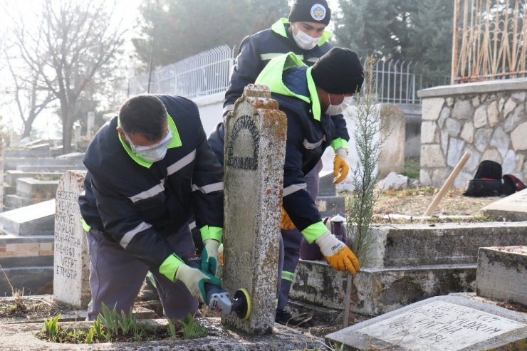 Malatya’da İnönü ve Özal ailelerinin mezarlarını yeniliyor