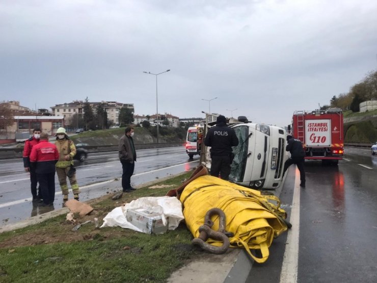 D-100 karayolunda aşırı hız yapan kamyonet devrildi: 2 yaralı