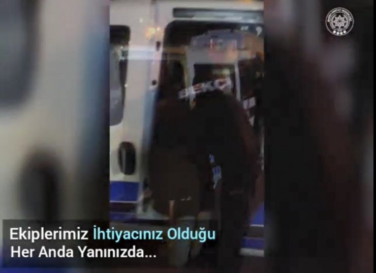 Yolda kalan yaşlı ve engelli adamın imdadına emniyet güçleri yetişti