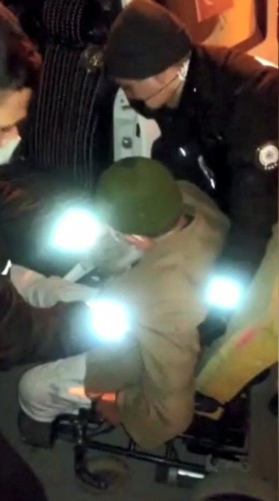 Yolda kalan yaşlı ve engelli adamın imdadına emniyet güçleri yetişti