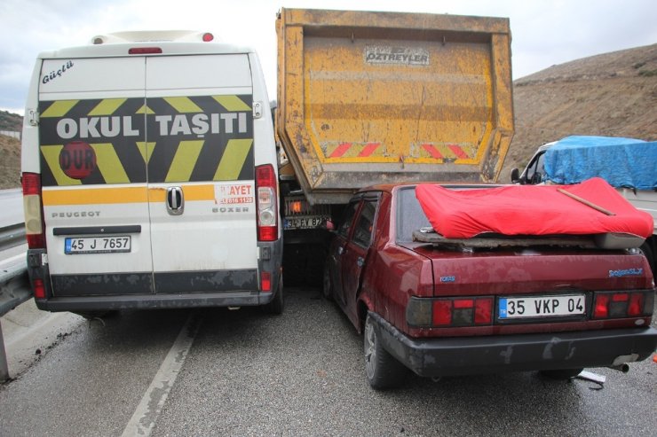 Kula’da zincirleme trafik kazası: 1 ağır yaralı