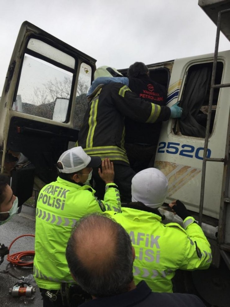 Kamyon, tıra arkadan çarptı; 1 yaralı