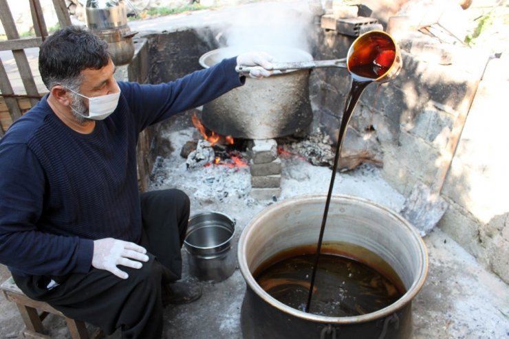 Ağustosta toplanan keçiboynuzu meyveleri aralıkta pekmez oldu