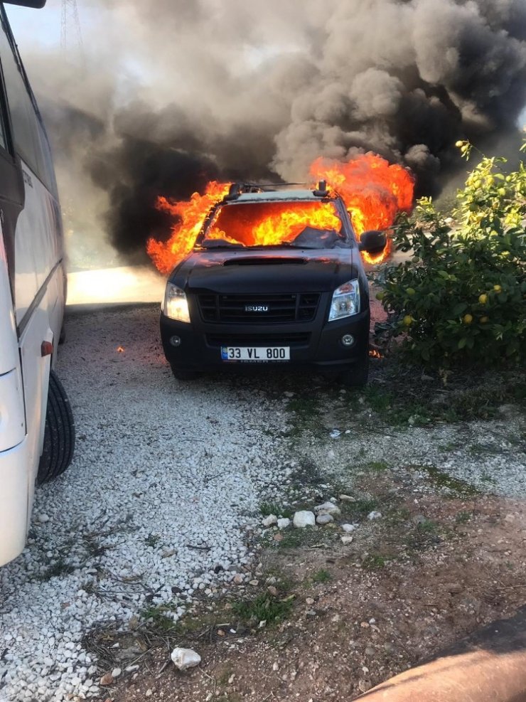 Park halindeki kamyonet alev alev yandı