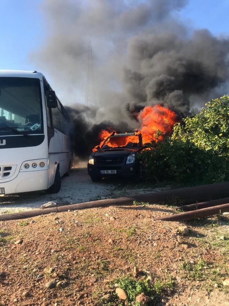 Park halindeki kamyonet alev alev yandı
