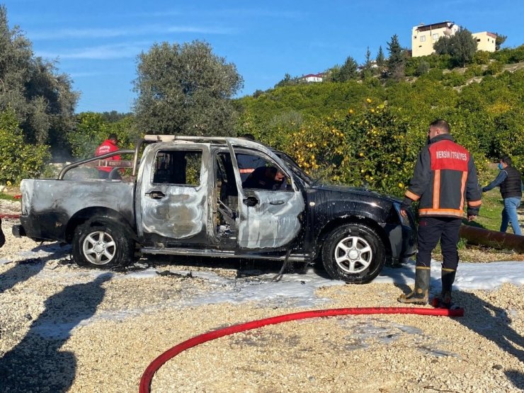 Park halindeki kamyonet alev alev yandı