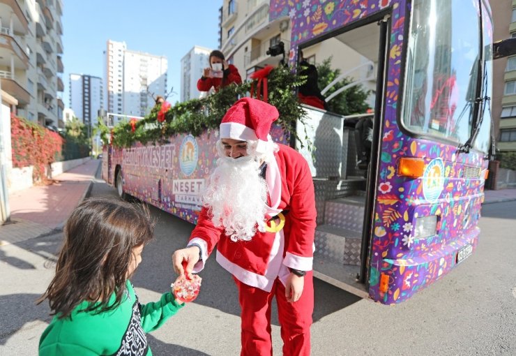 Mezitli Belediyesi, sokağa çıkma yasağında vatandaşlara yeni yıl coşkusu yaşattı