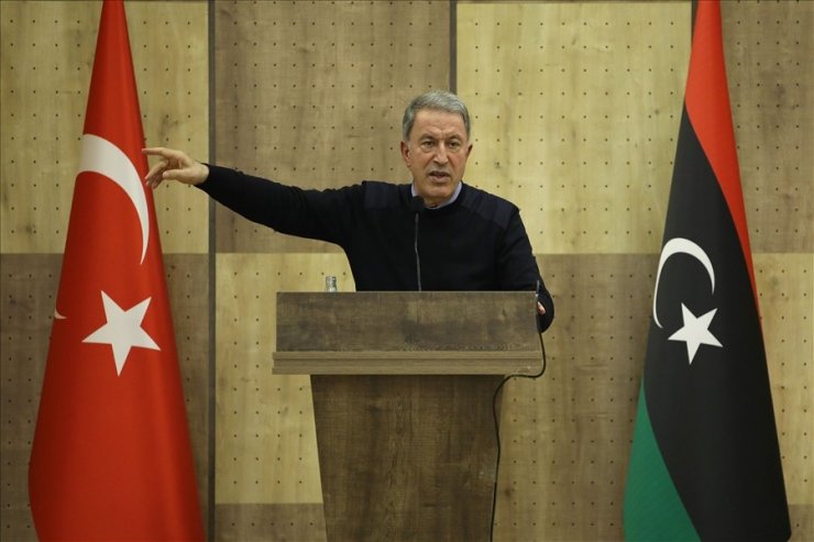 Bakan Akar: "Türk unsurlarına yapılacak herhangi bir saldırı girişiminde katil Hafter unsurları her yerde meşru hedef olarak görülecektir"