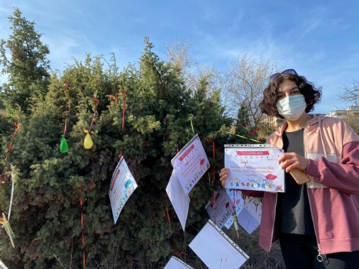 Minikler "Gitsin Korona virüs gelsin güzel doğa" diyerek mavi-beyaz balonları uçurdular