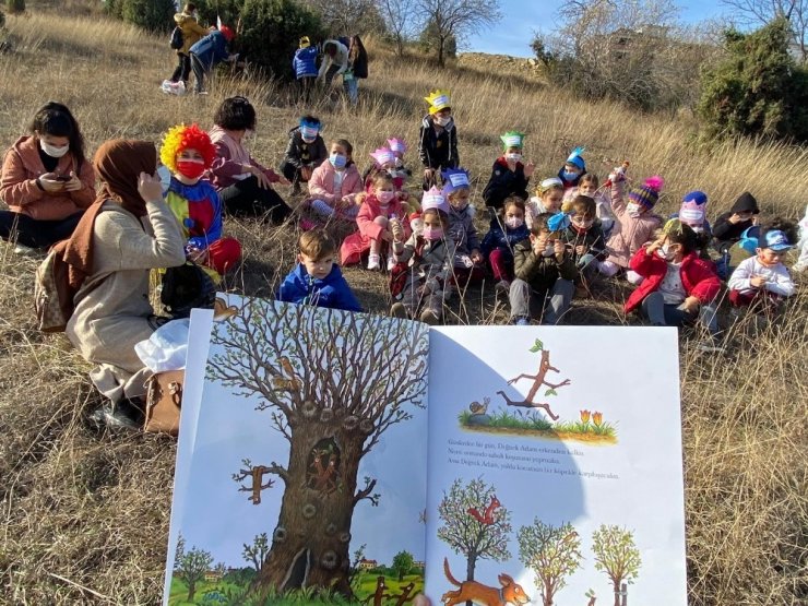 Minikler "Gitsin Korona virüs gelsin güzel doğa" diyerek mavi-beyaz balonları uçurdular