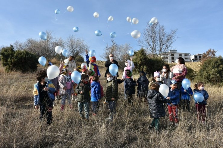 Minikler "Gitsin Korona virüs gelsin güzel doğa" diyerek mavi-beyaz balonları uçurdular