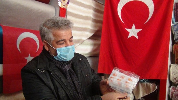 Yerden maske alıp kullanan yaşlıyı gördü 24 bin maske dağıttı