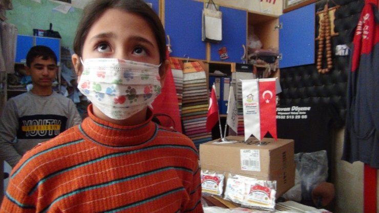 Yerden maske alıp kullanan yaşlıyı gördü 24 bin maske dağıttı